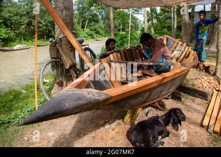 Das Dorf Bikaya liegt am Ufer des Flusses Chatra. Thana: Pangsha, Bezirk: Rajbari. Bangladesch. 6. Juli 2020. Es ist ein Nebenfluss des Kushtia Gorai. Stockfoto