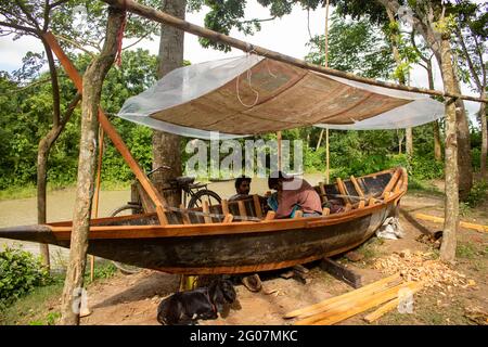 Das Dorf Bikaya liegt am Ufer des Flusses Chatra. Thana: Pangsha, Bezirk: Rajbari. Bangladesch. 6. Juli 2020. Es ist ein Nebenfluss des Kushtia Gorai. Stockfoto