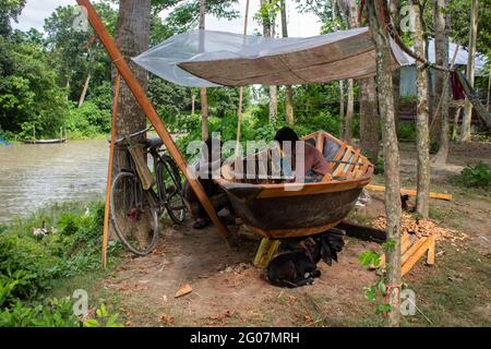 Das Dorf Bikaya liegt am Ufer des Flusses Chatra. Thana: Pangsha, Bezirk: Rajbari. Bangladesch. 6. Juli 2020. Es ist ein Nebenfluss des Kushtia Gorai. Stockfoto