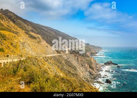 Leerer Pacific Highway 1 in Kalifornien an einem Frühlingstag, Big Sur Stockfoto