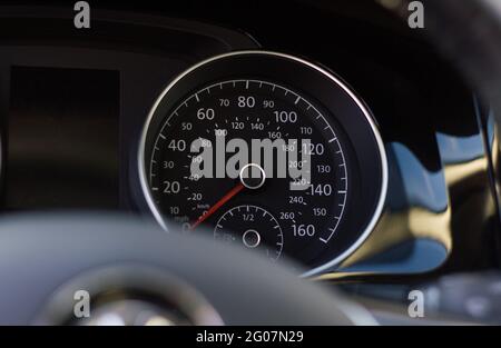 Modernes auto Tacho. Nahaufnahme des Armaturenbretts ein Auto. Stockfoto