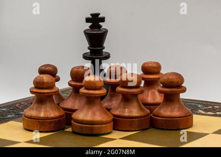 Die Bauern verecken den König Stockfoto