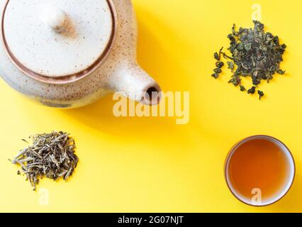 Frisch gebrühter grüner Tee im Becher. Gesunde Getränke Detox Antioxidantien Konzept. Minimalist Flat Lay mit Copy Space. Stockfoto