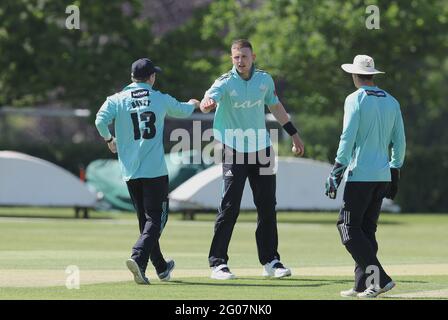 Juni 2021. London, Großbritannien. Surreys Gareth Batty gratuliert Conor McKerr, nachdem er das Dickicht von Coles erhalten hat, als Surrey Sussex beim 2. XI T20 - South Group Cricket Match auf dem LSE Ground in New Malden anführt. David Rowe/ Alamy Live News. Stockfoto