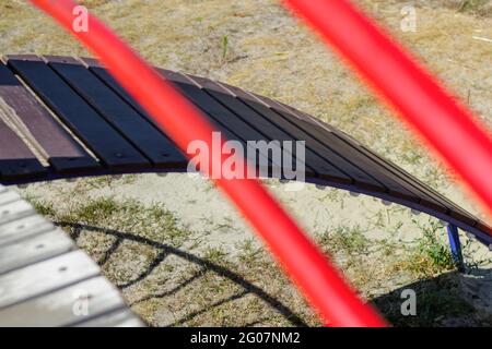 Unschärfe-Rahmen vom Spielzeughaus auf dem Spielplatz. Ländliche Gegend. Holztreppe, Handlauf. Kindersicherheit im Kindergarten. Nicht fokussiert. Stockfoto