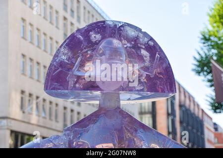 London, Großbritannien. Juni 2021. „Blue & White Infanta Margarita“ von Manolo Valdes (2020) auf dem Berkeley Square. Der Mayfair Sculpture Trail ist eine Freiluftausstellung im Mayfair-Viertel im Zentrum Londons, in der neue Skulpturen sowie permanente öffentliche Kunstwerke in der Umgebung ausgestellt werden. Es findet vom 2. Bis 27. Juni 2021 statt. (Kredit: Vuk Valcic / Alamy Live News) Stockfoto