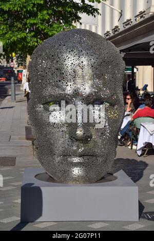 London, Großbritannien. Juni 2021. „Meditation 626“ von Seo Young-Deok (2018) in der Bond Street. Der Mayfair Sculpture Trail ist eine Freiluftausstellung im Mayfair-Viertel im Zentrum Londons, in der neue Skulpturen sowie permanente öffentliche Kunstwerke in der Umgebung ausgestellt werden. Es findet vom 2. Bis 27. Juni 2021 statt. (Kredit: Vuk Valcic / Alamy Live News) Stockfoto