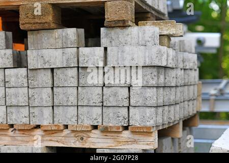 Graue Kopfsteinpflaster auf Palette auf der Baustelle Stockfoto