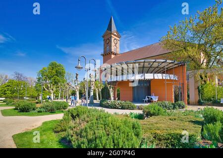 Bad Dürkheim, Deutschland - April 2021: Öffentlicher Kurpark im Zentrum der Kurstadt Bad Dürkheim am sonnigen Frühlingstag Stockfoto