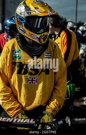 Mann mit Motocross-Helm beim klassischen Motorrad-Scrambler-Rennen in großbritannien Stockfoto