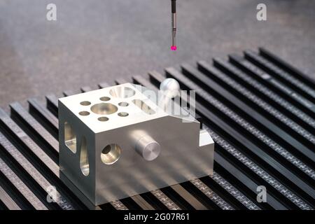 Betreiber Inspektion dimension Metallteilen von CMM nach Bearbeitung in der industriellen Produktion. Stockfoto