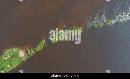 Luftaufnahme von grasbewachsenen Inseln im Fluss, Sommerreisekonzept Stockfoto