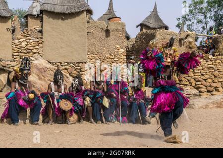 Maskentänzer im Dorf Tireli, Land Dogon, Mali Stockfoto