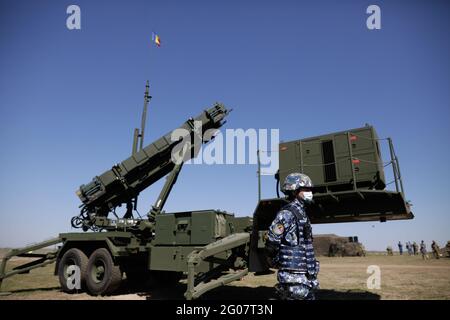 Smardan, Rumänien - 11. Mai 2021: Das Patriot-Boden-Luft-Raketensystem der rumänischen Armee auf dem militärischen Schießplatz Smardan, Rumänien. Stockfoto
