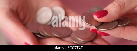 Weibliche Hände mit roten Maniküre Zählen Münzen Nahaufnahme Stockfoto