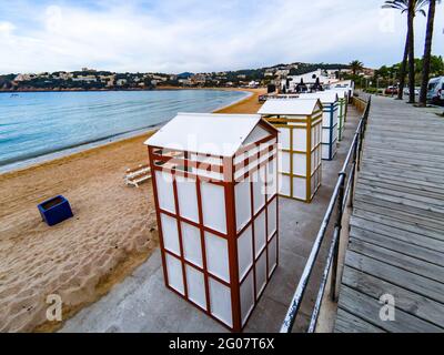 Umkleidekabinen am Strand von Sant Pol in S'Agaro an der Costa Brava, Katalonien, Spanien Stockfoto