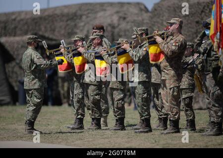 Smardan, Rumänien - 11. Mai 2021: Rumänische Militärkapelle auf dem Smardan-Schießstand im Südosten Rumäniens. Stockfoto
