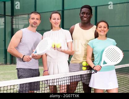 Vier Paddle-Tennisspieler auf dem Platz Stockfoto