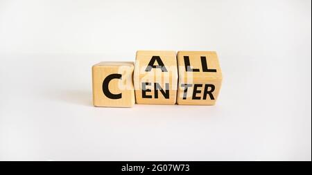 Call Center-Symbol. Gedrehte Holzwürfel mit den Worten „Call Center“. Schöner weißer Hintergrund. Call Center und Geschäftskonzept. Speicherplatz kopieren. Stockfoto