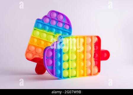 Bild von zwei Anti-Stress-Fidget-Spielzeugen in Form von Eiscreme isoliert auf weißem Hintergrund. Pop es beliebtes Spiel. Stockfoto