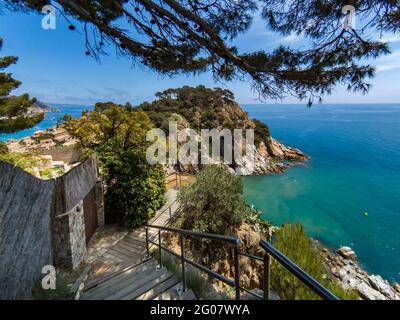 Der spanische Küstenweg an der Costa Brava, auch bekannt als GR92 Cami de Ronda, führt durch Tossa de Mar Stockfoto