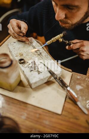 Stock Foto der asiatischen Ärztin mit ihrem Telefon in ihrem Schreibtisch zu Hause. Stockfoto