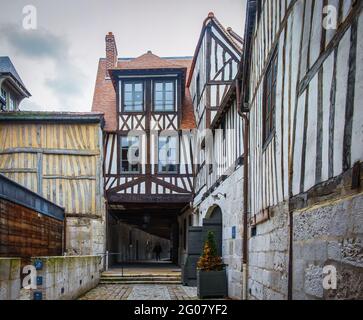 Rouen, Frankreich, Oktober 2020, Blick auf den Eingang des Aitre Saint Maclou Stockfoto