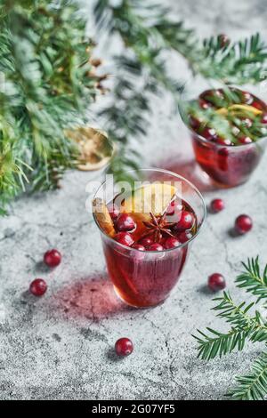 Von oben Gläser mit Preiselbeeren mit Zitrone daneben Weihnachtsdekoration Stockfoto