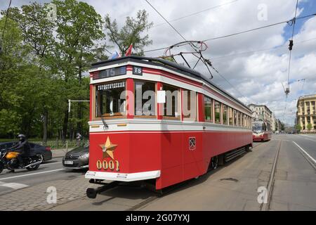 St. Petersburg, Russland - 22. Mai 2021: Die Retro-Straßenbahn LM-33 fährt zur Teilnahme am SpbTransportFest in die Innenstadt Stockfoto