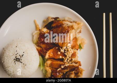 Blick von oben auf die heiß appetitlich würzige Ente mit Reis Stockfoto