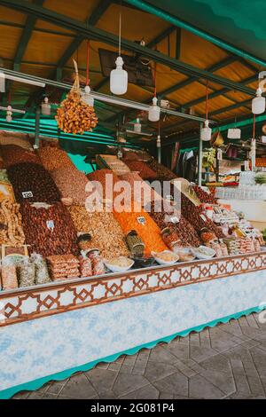 Verschiedene getrocknete Früchte, die auf einem dekorativen Stall auf dem Straßenmarkt in Marrakesch, Marokko, angeordnet sind Stockfoto