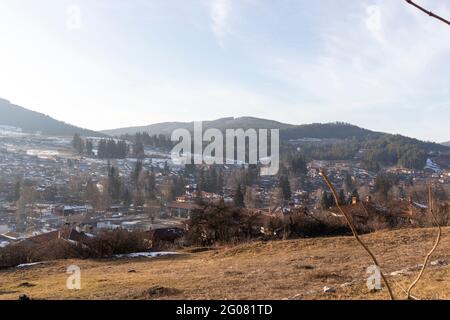 KOPRIVSHTITSA, BULGARIEN - 25. JANUAR 2020: Panoramablick auf die historische Stadt Koprivshtitsa, Region Sofia, Bulgarien Stockfoto