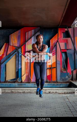 Afroamerikanische Frau, die Seil hüpft Stockfoto