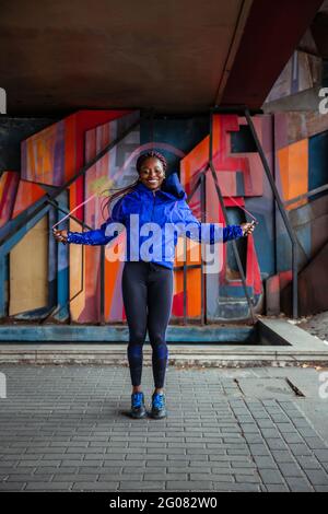 Afroamerikanische Frau, die Seil hüpft Stockfoto
