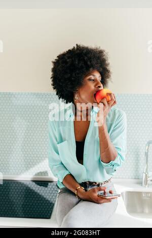 Von oben Ernte anonymen professionellen Koch Putting Papier Muffin Tassen auf Cupcake-Blech vor dem Backen Stockfoto