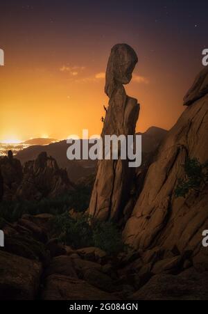 Zwei unverkennbare Kletterer besteigen einen atemberaubenden Felsen in La Pedriza, Spanien Stockfoto