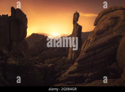 Zwei unverkennbare Kletterer besteigen einen atemberaubenden Felsen in La Pedriza, Spanien Stockfoto