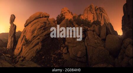 Zwei unverkennbare Kletterer besteigen einen atemberaubenden Felsen in La Pedriza, Spanien Stockfoto