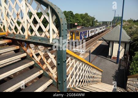 Nordzüge der Klasse 150 Sprinter 150276 mit dem 2P15 1342 Doncaster nach Scunthorpe fahren am 6. Januar 21 in Althorpe, Lincs, Richtung Keadby Bridge. Stockfoto