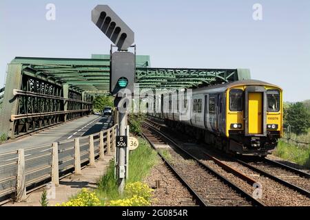 Nordzüge der Klasse 150 Sprinter 150276 mit der 2P16 1448 Scunthorpe nach Doncaster fahren am 6. Januar 21 in Althorpe, Lincs, von der Keadby Bridge aus. Stockfoto