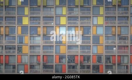 Park Hill Flats Sheffield wurde um die Wende der 1960er Jahre errichtet, eine riesige, brutalistische soziale Wohnsiedlung, die einen Teil der Stadt dominiert Stockfoto