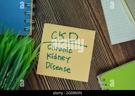 CKD - chronische Nierenerkrankung Schreiben Sie auf klebrige Notizen isoliert auf Holztisch. Stockfoto