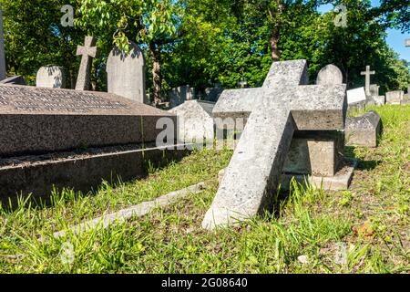 Grabsteine auf dem Hanwell Cemetery in London, Großbritannien, erinnern an diejenigen, die vor uns gelebt und gestorben sind. Stockfoto