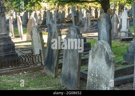 Grabsteine auf dem Hanwell Cemetery in London, Großbritannien, erinnern an diejenigen, die vor uns gelebt und gestorben sind. Stockfoto