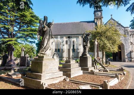 Grabsteine auf dem Hanwell Cemetery in London, Großbritannien, erinnern an diejenigen, die vor uns gelebt und gestorben sind. Stockfoto