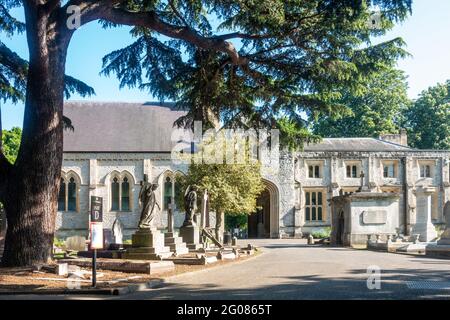 Grabsteine auf dem Hanwell Cemetery in London, Großbritannien, erinnern an diejenigen, die vor uns gelebt und gestorben sind. Stockfoto