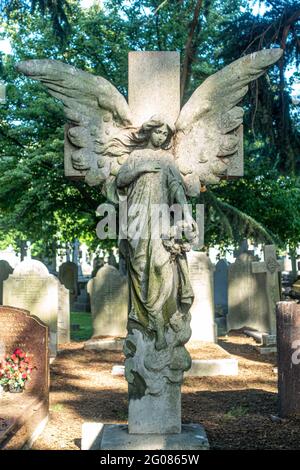 Grabsteine auf dem Hanwell Cemetery in London, Großbritannien, erinnern an diejenigen, die vor uns gelebt und gestorben sind. Stockfoto