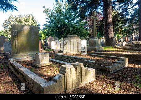 Grabsteine auf dem Hanwell Cemetery in London, Großbritannien, erinnern an diejenigen, die vor uns gelebt und gestorben sind. Stockfoto