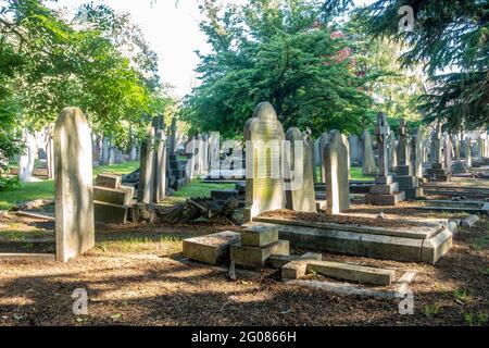 Grabsteine auf dem Hanwell Cemetery in London, Großbritannien, erinnern an diejenigen, die vor uns gelebt und gestorben sind. Stockfoto