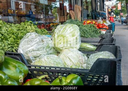 Frisches Obst und Gemüse in Körben vor einem Gemüsehändler in Hanwell, London, Großbritannien. Stockfoto